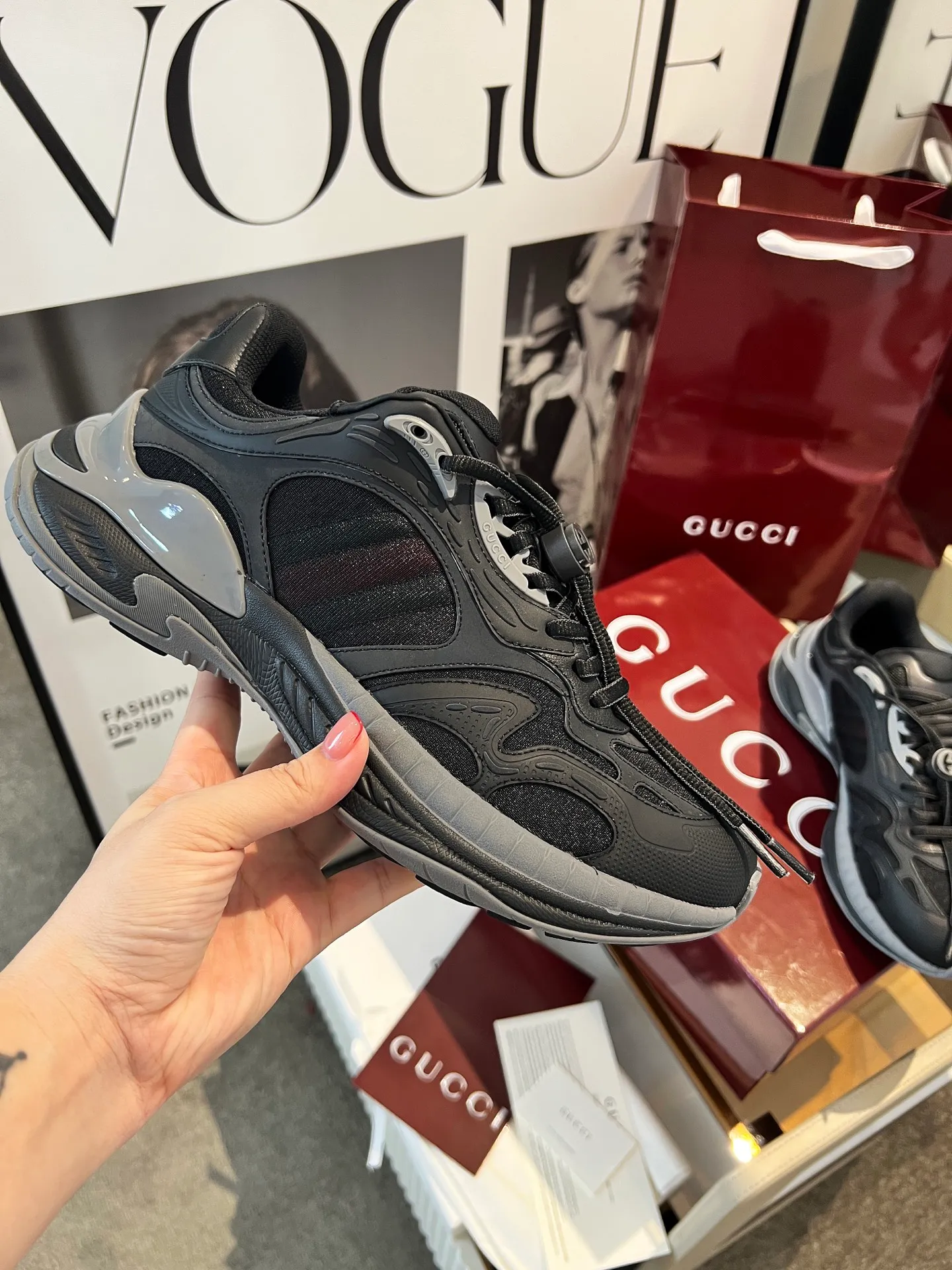 [G Home] P: 900💰 Only men’s models, Size::39-46, (46 customized) 2025Gucci couple series 2.0 sports shoes are made with heavy investment❤️‍🔥❤️‍🔥❤️‍🔥Renewed interpretation of the brand's iconic striped webbing elements😍😍When retro genes collide with futuristic design🎊🎊This new pair of Gucci shoes directly reaches the trend threshold💥 ✔️Color combination of caron contrast + classic stripes, GG reflective piping, visual impact, and comes with a high-light filter for street use ✔️ The structure is made of multi-layer splicing of different materials, mesh is breathable, leather is shaped, and the outsole is made of EVA foam and TPU. 😍😍😍Fashion and practicality are both online ✔️ Detailed double G midsole + iconic double G lock shoelaces, retro DNA is crazy and restless, and every step is based on the trendy aesthetic ❤️❤️❤️❤️